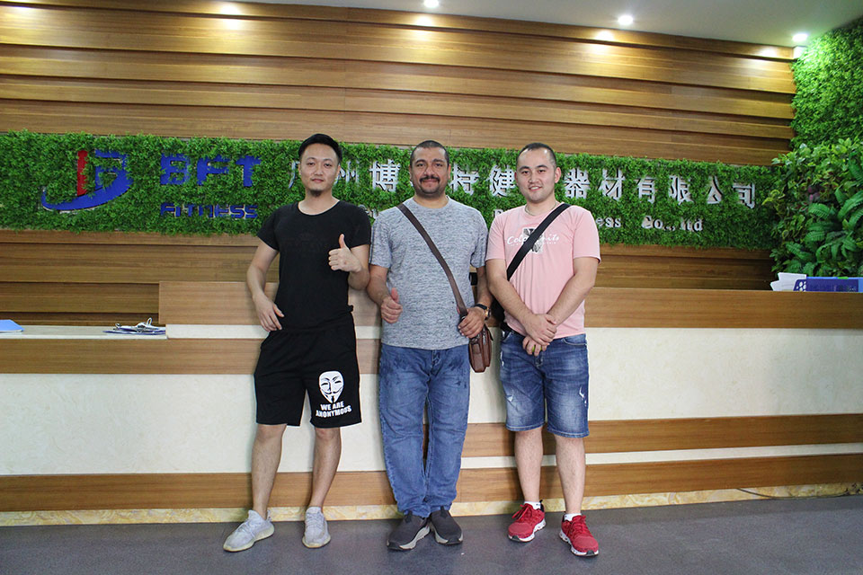 沙特客戶開(kāi)健身房采購(gòu)健身器材